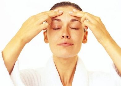 Le massage régénérant du visage rendra la peau uniforme et tonique