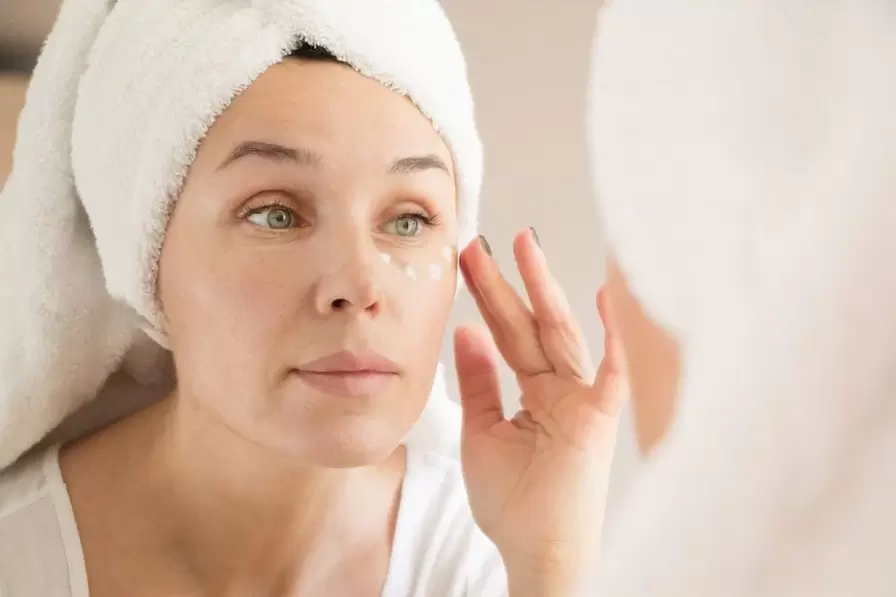 appliquer une crème anti-rides sous les yeux