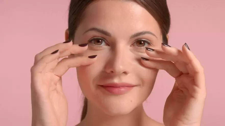 massage contre les rides autour des yeux